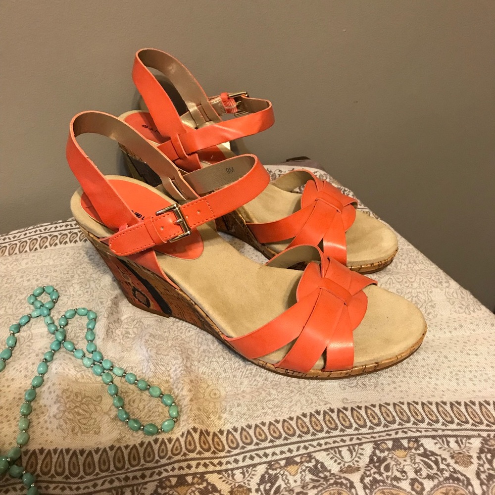 Bandolino wedged heels.  Gorgeous color